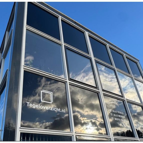 De gevel van Designstudio Satijnbloem aan de Satijnbloem 57 in Rotterdam