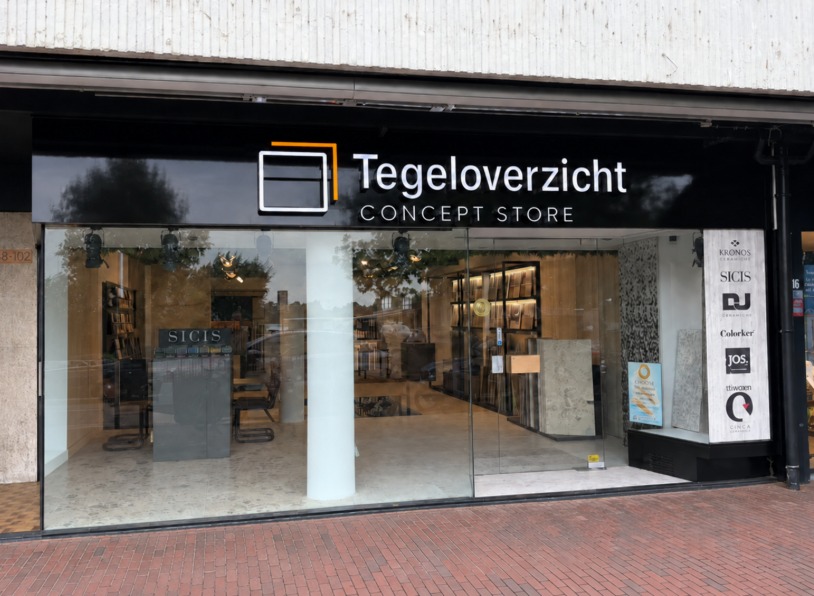 De gevel van Tegeloverzicht Concept Store aan de Weissenbruchlaan 104 in Rotterdam